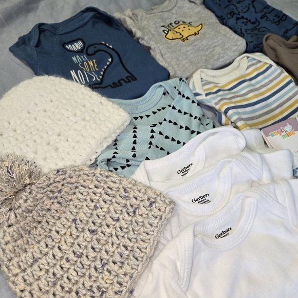 LOT of 16 Newborn Baby Boy Clothes Dinosaurs Theme - Picture 2 of 7